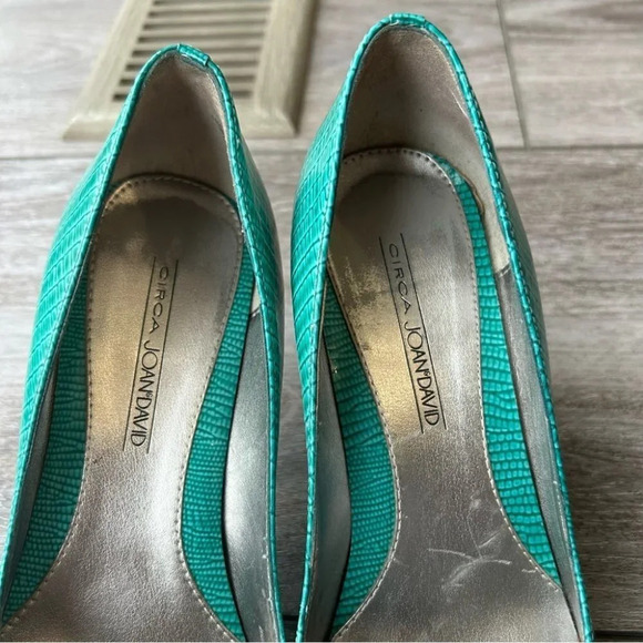 Circa Joan and David  Turquoise Textured Patent Leather Pumps - Picture 11 of 12
